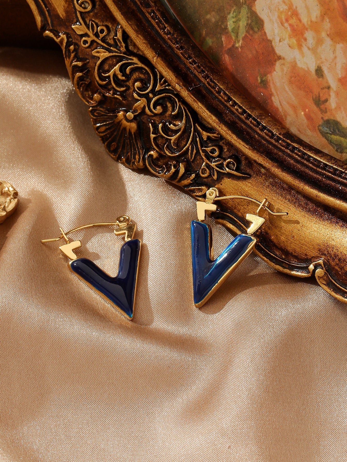 ENAMEL V SHAPED HOOP EARRINGS