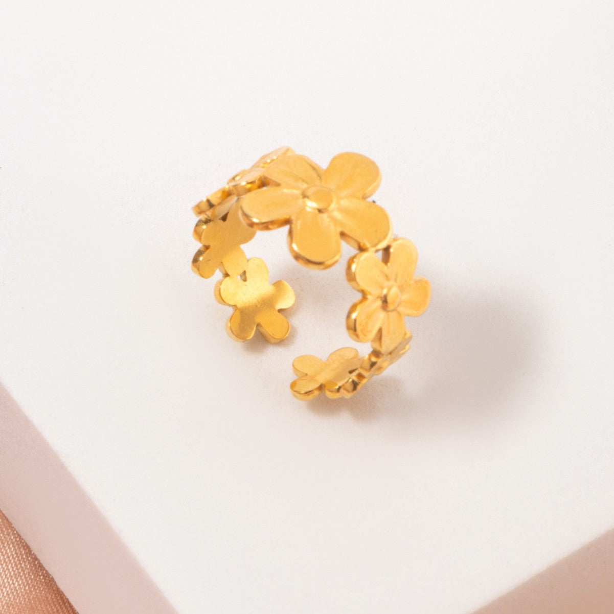 GOLD FLOWER RING