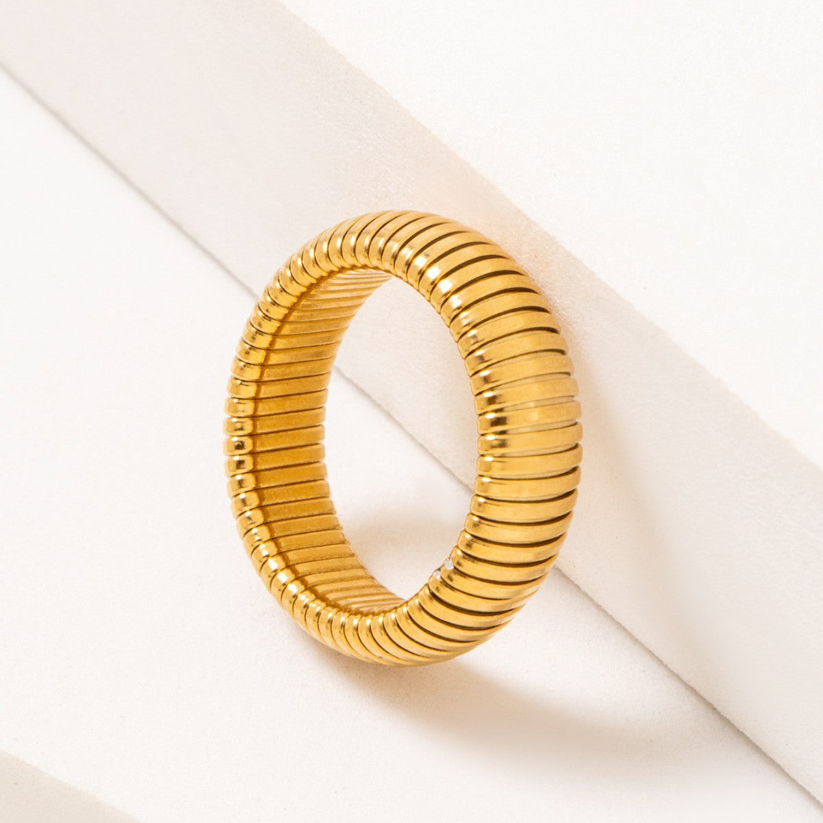 GOLDEN RIBBED FLEX RING