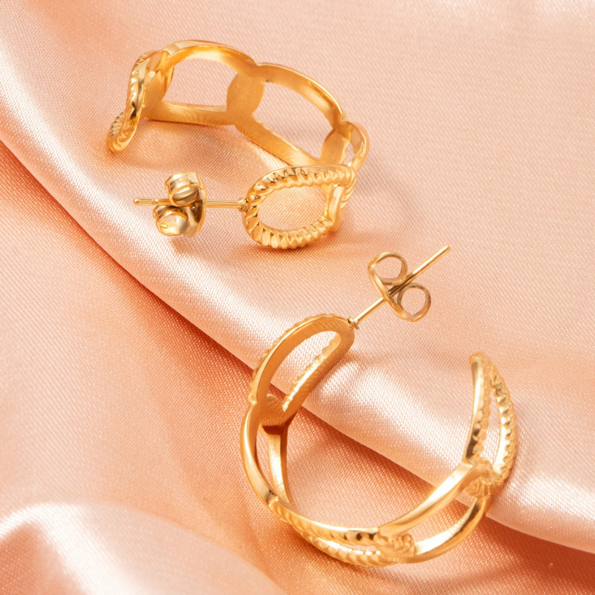 OVAL LINK C-HOOP EARRINGS