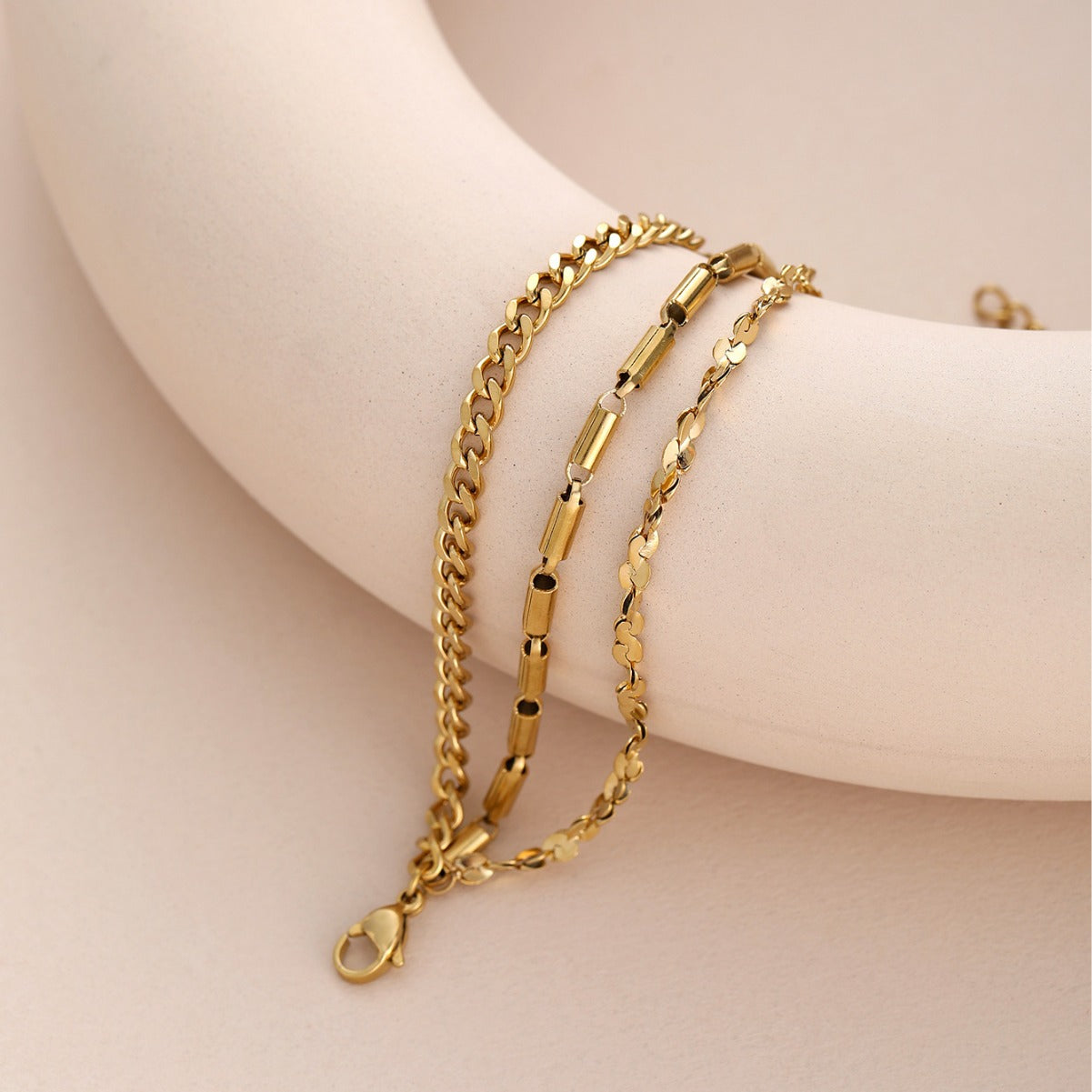 GOLD LAYERED NECKLACE