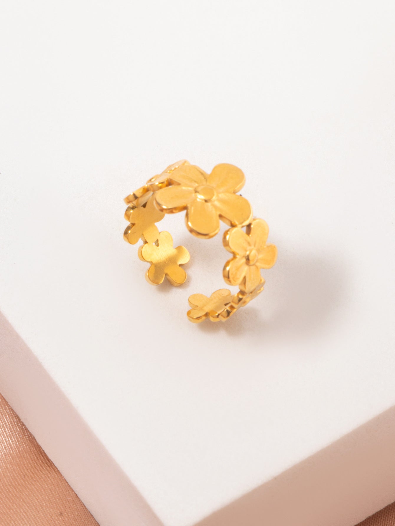 GOLD FLOWER RING