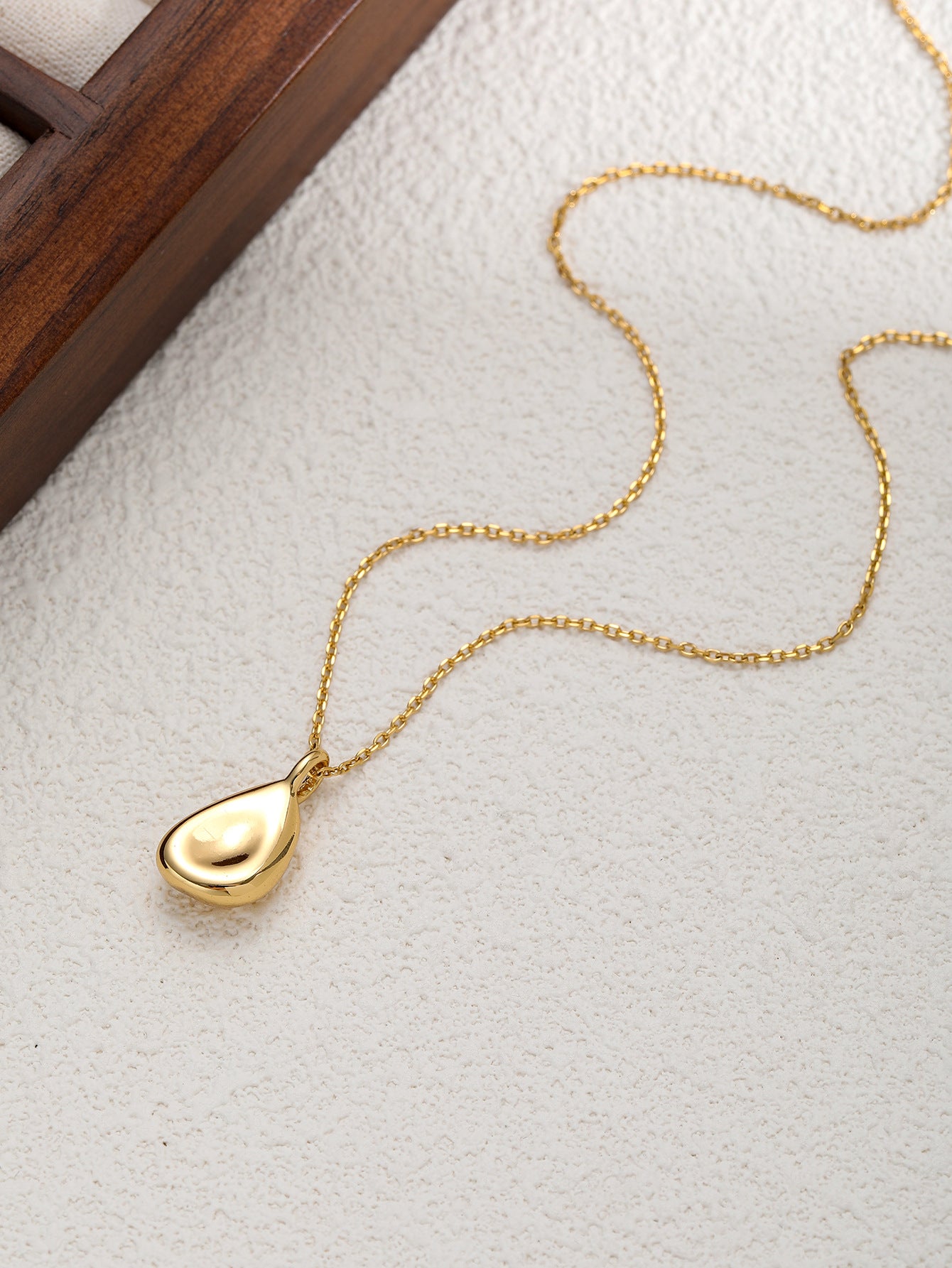 GOLD PANDENT NECKLACE