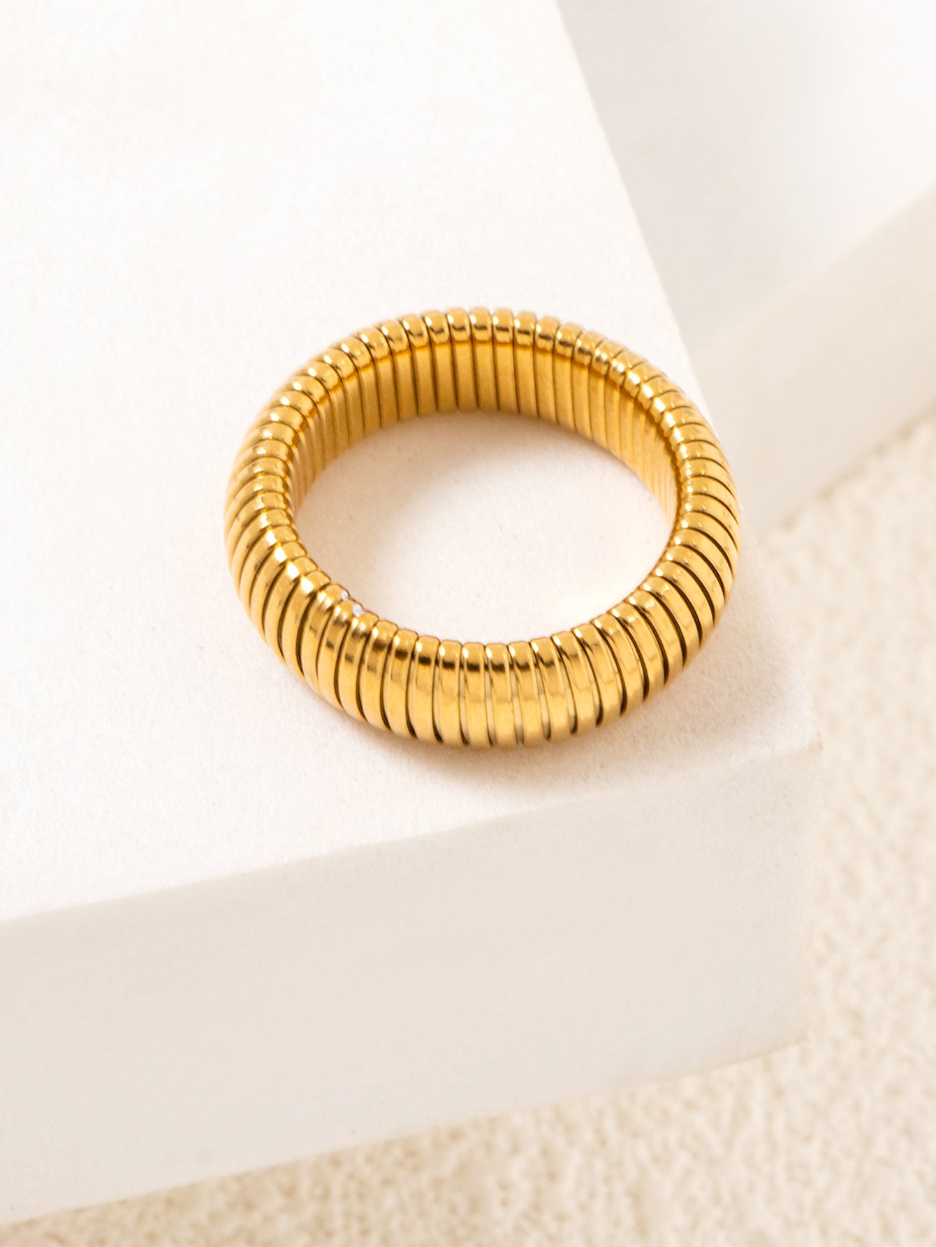 GOLDEN RIBBED FLEX RING