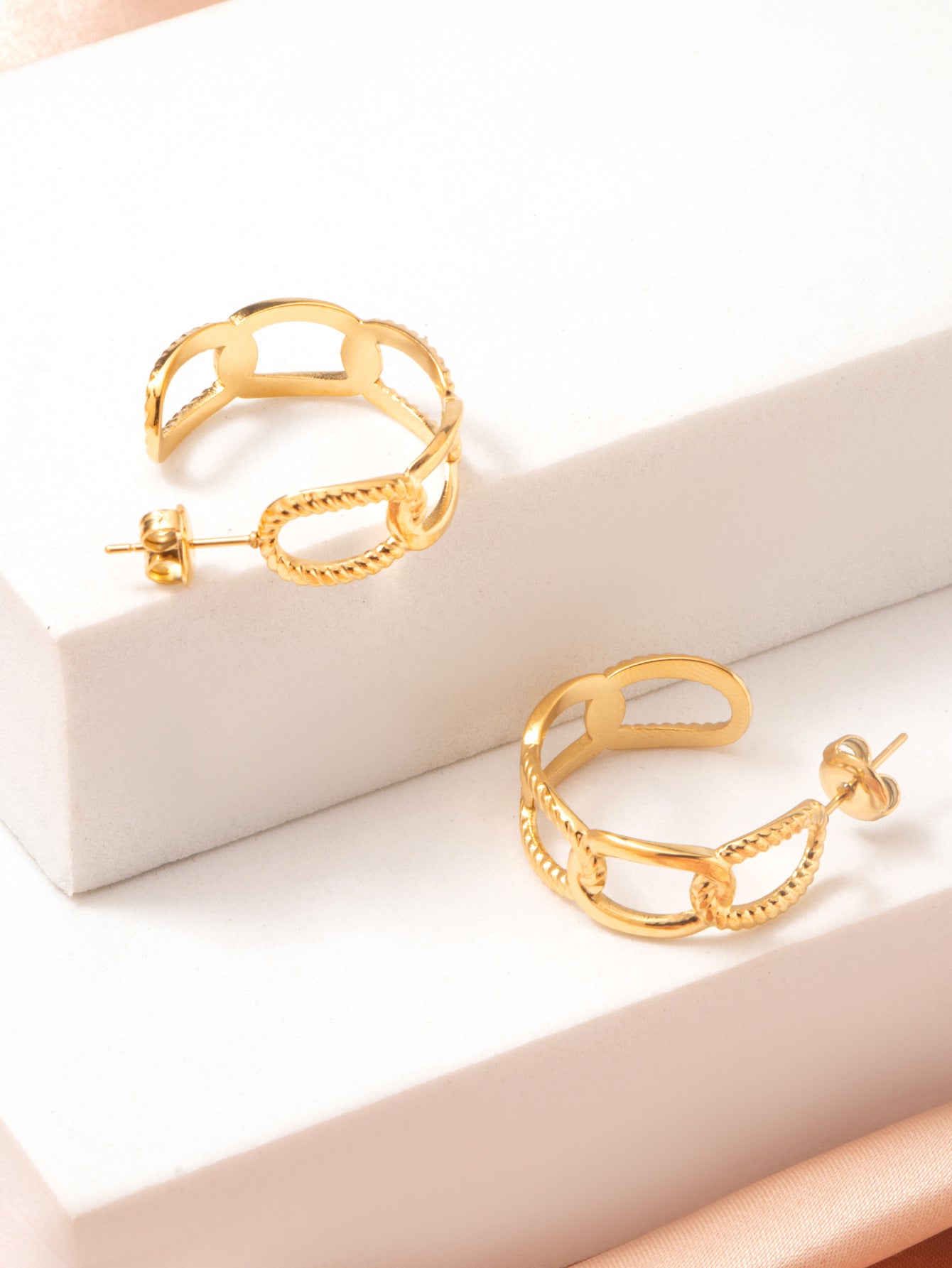 OVAL LINK C-HOOP EARRINGS