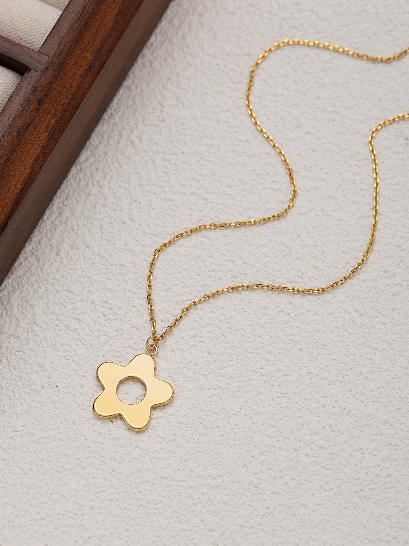 GOLD PANDENT NECKLACE