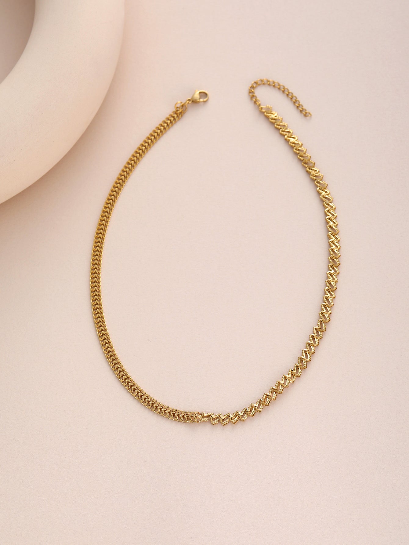 GOLD CHAIN NECKLACE