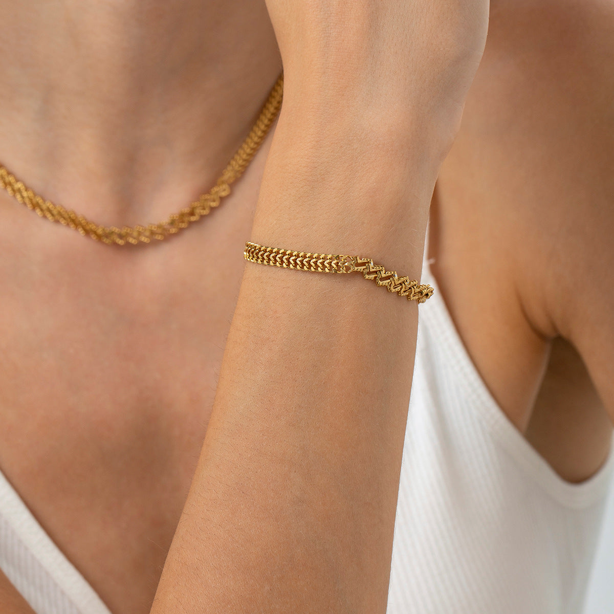 GOLD CHAIN NECKLACE